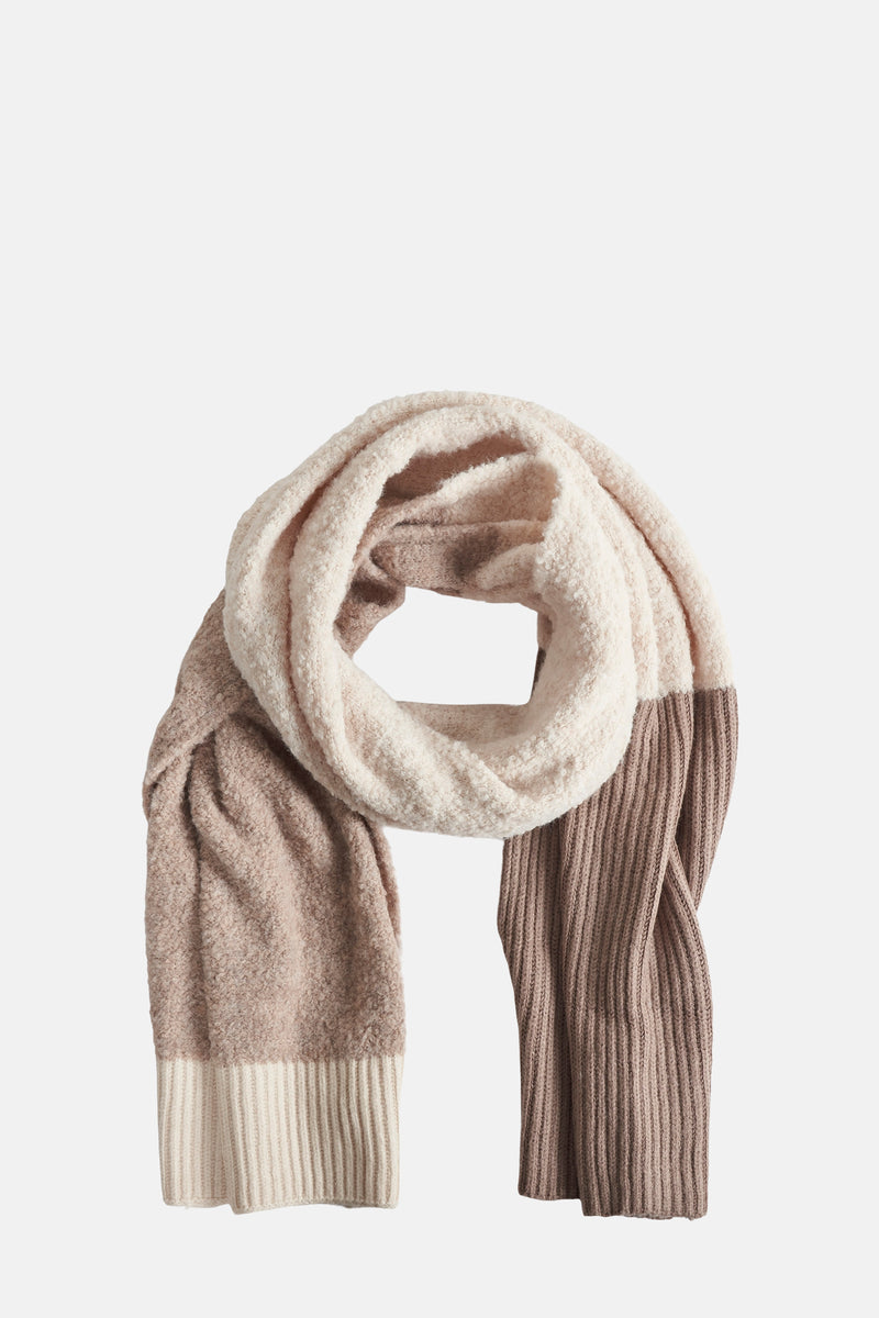 Beige sjaal STREET ONE met een bouclé textuur en geribbelde uiteinden.