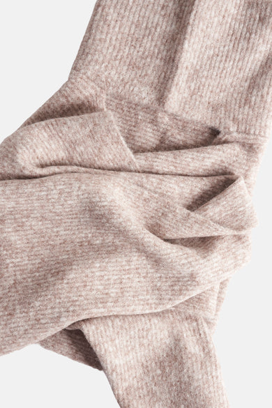 Foulard beige de STREET ONE, en maille douce et texturée, disposé de manière désordonnée sur fond blanc.