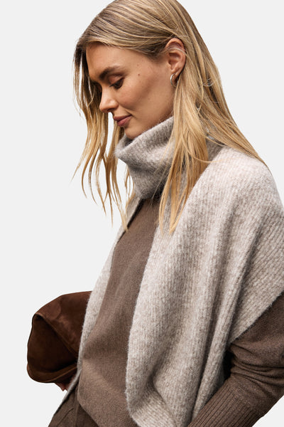 Foulard beige de STREET ONE, texture douce et tombé drapé, porté avec un pull col roulé marron.