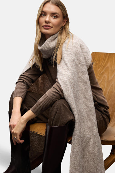 Foulard beige de STREET ONE, porté autour du cou avec un pull marron et des bottes en cuir marron foncé.