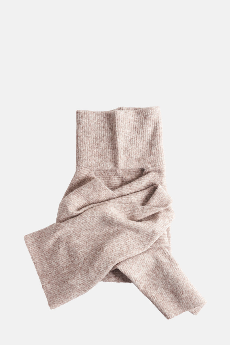 Beige sjaal van STREET ONE, in zachte, getextureerde breiwerk, nonchalant gedrapeerd op een witte achtergrond.