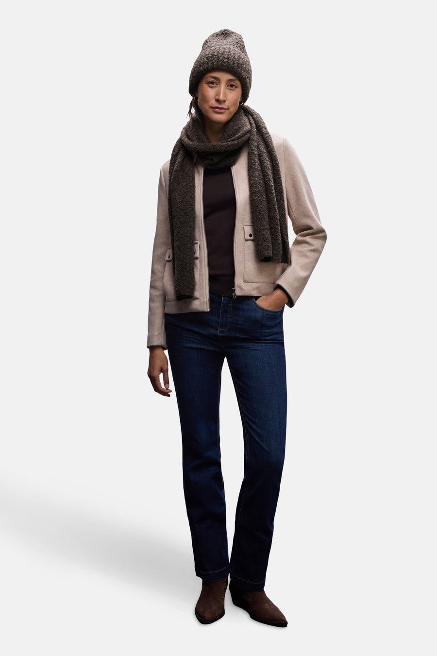 Bruine muts van Street One, gedragen met een gebreide sjaal en een beige jas.