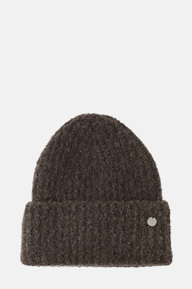 Bruine Street One muts, van bouclé breiwerk met een klein zilveren embleem op de rand.
