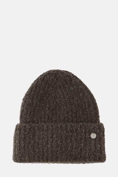 Bonnet brun de Street One, en maille bouclée avec un petit badge argenté sur le bord.