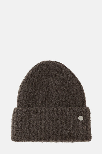Bonnet brun de Street One, en maille bouclée avec un petit badge argenté sur le bord.