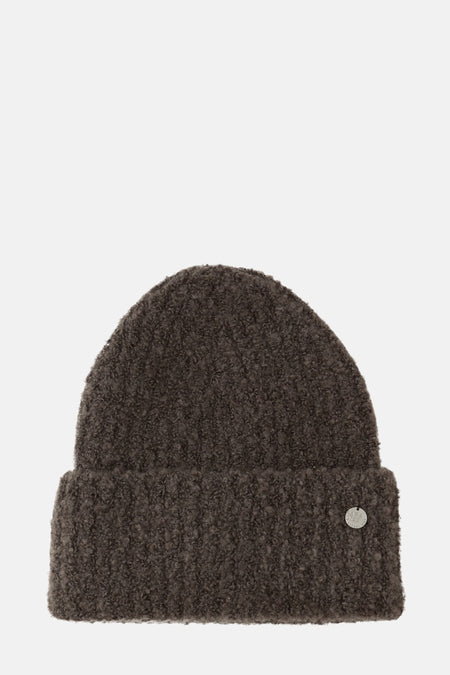 Bonnet brun de Street One, en maille bouclée avec un petit badge argenté sur le bord.
