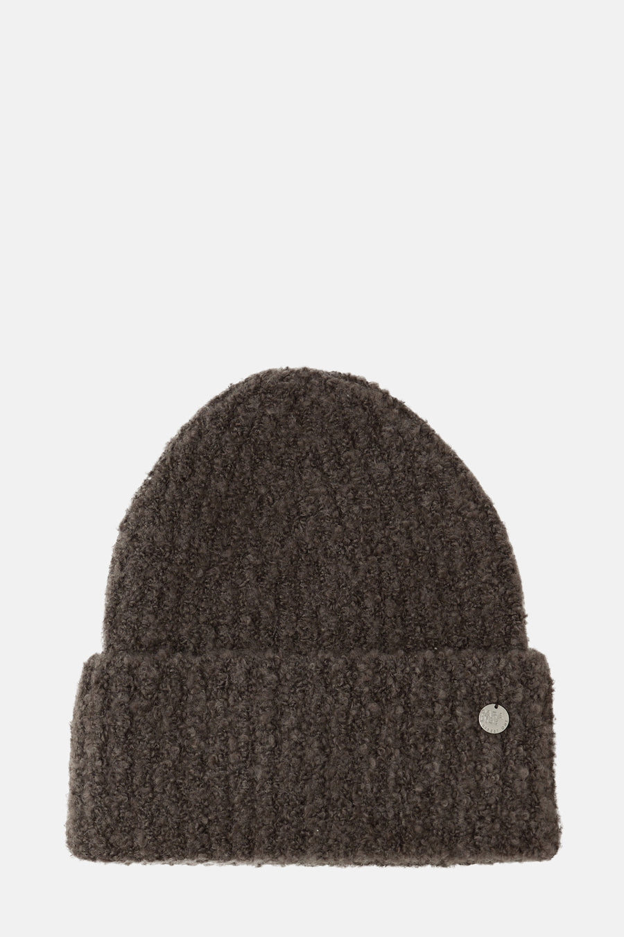 Bruine Street One muts, van bouclé breiwerk met een klein zilveren embleem op de rand.