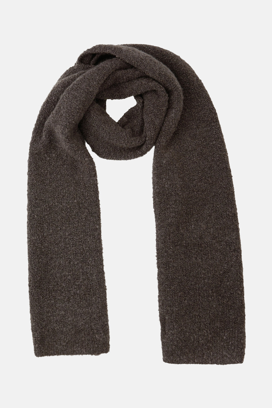 Bruine muts van STREET ONE, van dikke textuurgebreide stof, plat gepresenteerd op een lichte achtergrond.