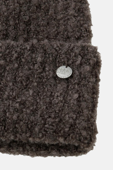Bruine muts van imitatiebont van Street One, met een ronde metalen applicatie.