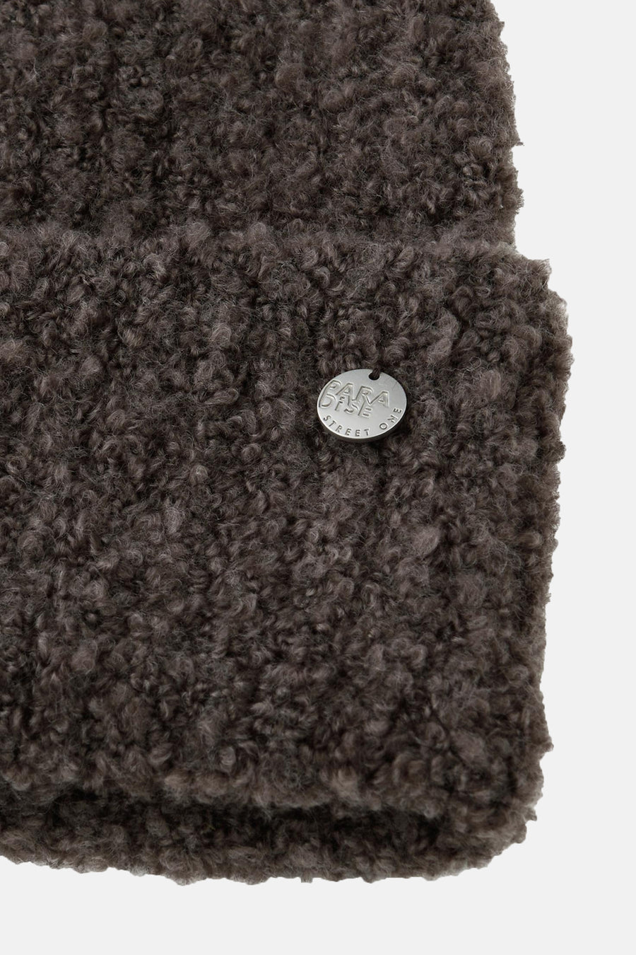 Bruine muts van imitatiebont van Street One, met een ronde metalen applicatie.