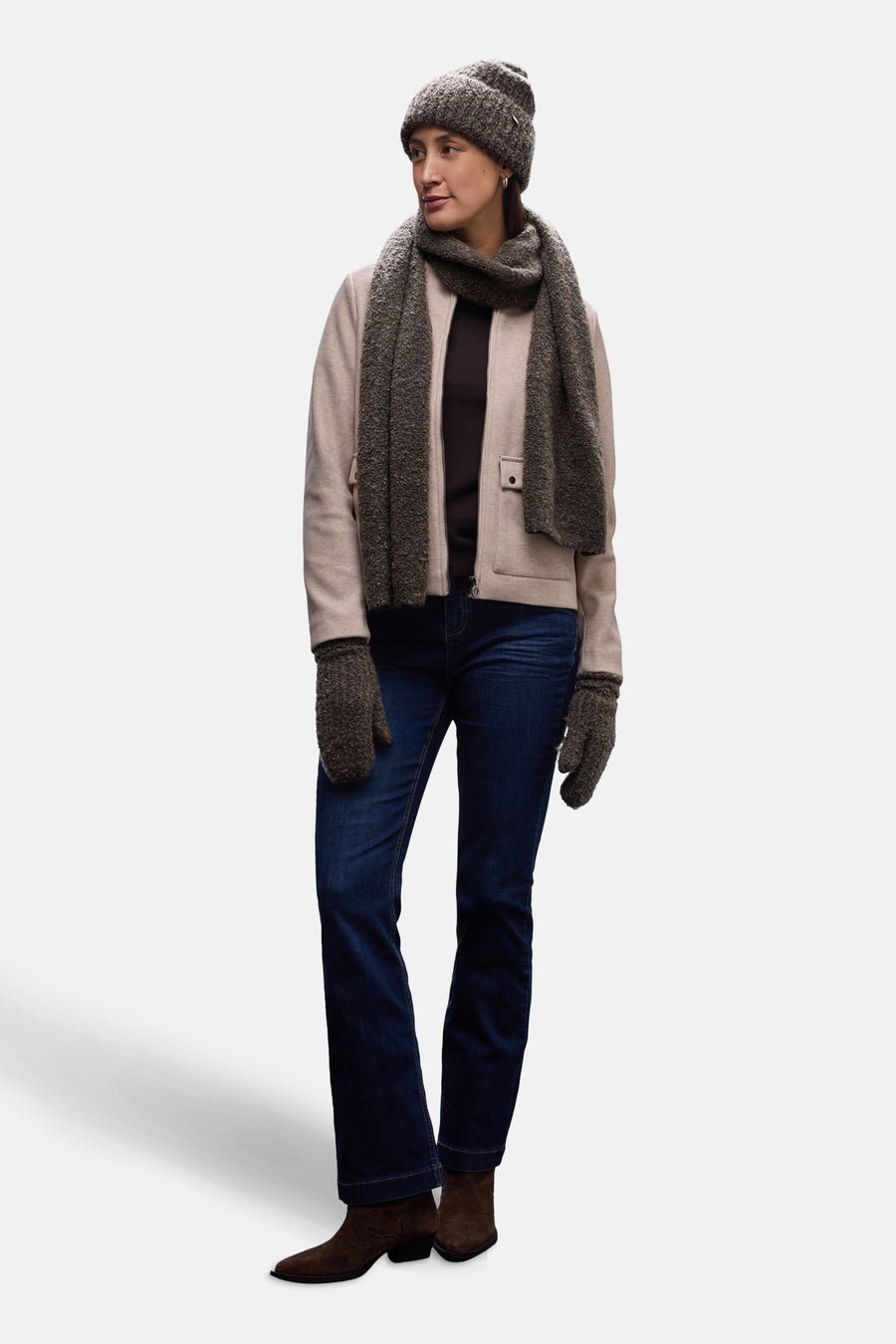 Gants bruns de Street One, portés avec bonnet et écharpe assortis, blouson beige et jean bleu.