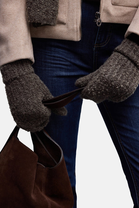 Gants brun Street One texturés portés avec un manteau beige et un jean foncé.