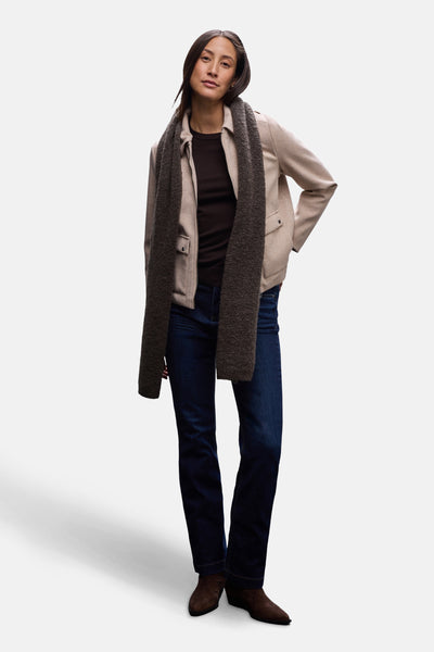 Écharpe marron de STREET ONE, accessoire tricoté texturé porté avec un blouson beige, un t-shirt marron et un jean bleu.