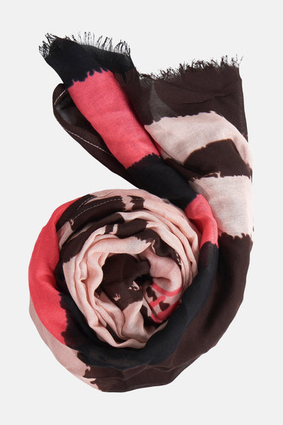 Foulard multicolore de STREET ONE avec motif abstrait rose, marron et noir, et bords frangés.

