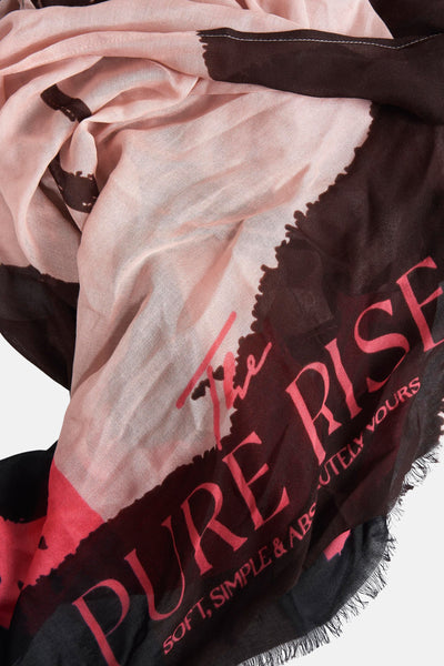 Foulard multicolore de STREET ONE, avec imprimé graphique et motif de texte rose sur fond foncé.
