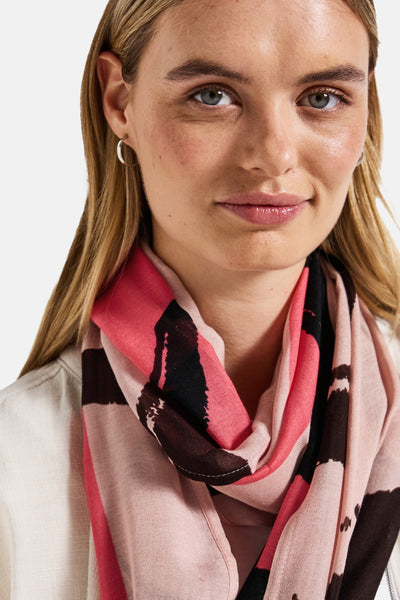Multikleurige sjaal van STREET ONE, met een abstract roze en zwart patroon, gedragen om de nek.