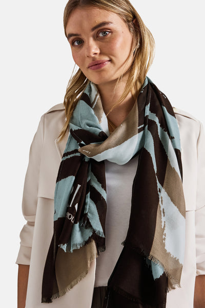Multikleurige sjaal van STREET ONE, abstract patroon met franjes, gedragen met een beige jas en een wit T-shirt.