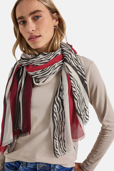 Multikleurige sjaal van STREET ONE, met zebraprint en rode strepen, gedragen door een vrouw in een beige blouse.