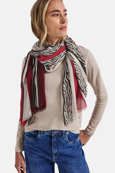 Multikleurige sjaal van Street One, met strepen en zebraprint, gedragen met een beige T-shirt en een blauwe jeans.
