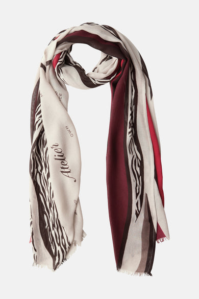 Multikleurige sjaal van Street One met zebra strepen en handschrift.