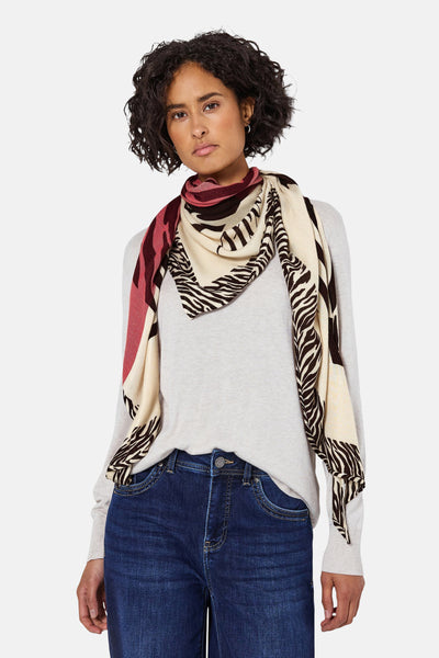 Multikleurige sjaal van Street One met zebraprint, gedragen met een effen trui en een spijkerbroek.