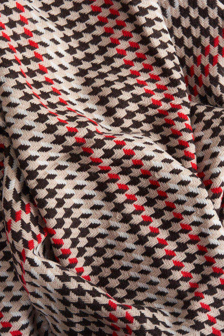 Multikleurige sjaal van STREET ONE, met een complex pied-de-poule patroon verfraaid met rode accenten.