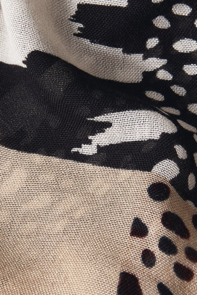 Foulard multicolore de STREET ONE, à motif animalier et texture tissée.
