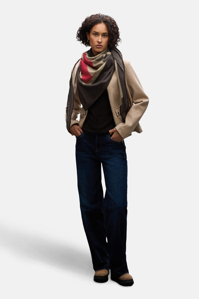 Foulard multicolore de STREET ONE avec motifs géométriques et veste beige sur un mannequin en jeans.