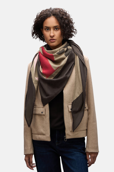 Foulard multicolore de Street One, à motifs géométriques, porté avec une veste beige et un jean bleu foncé.