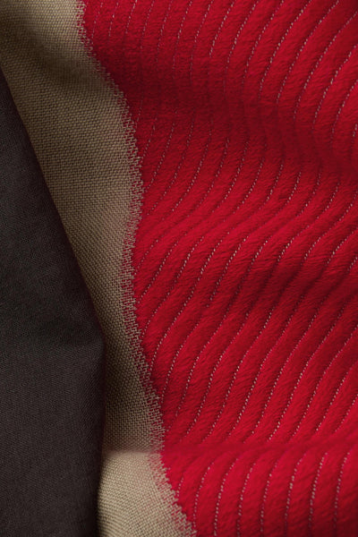Foulard multicolore de STREET ONE, avec des motifs rayés rouges et beiges, texture douce.