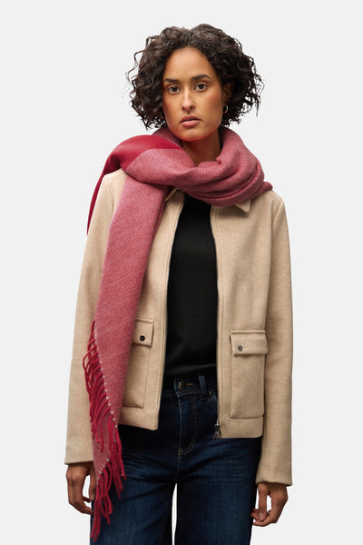 Écharpe rouge Street One à carreaux, portée avec une veste beige et un jean bleu foncé.
