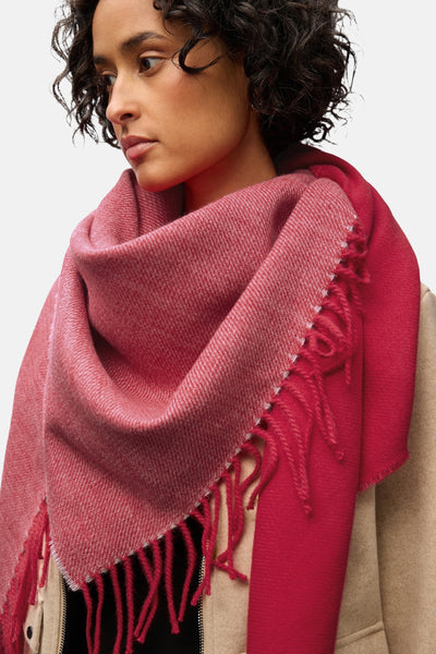 Écharpe rouge de STREET ONE, drapée autour du cou, avec des franges et une texture tissée.