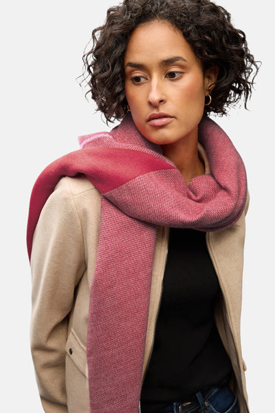Écharpe rouge de Street One, à carreaux, portée avec un manteau beige et un t-shirt noir.