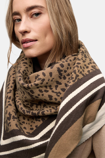 Cognac sjaal van STREET ONE, met luipaardprint en gestreepte rand.