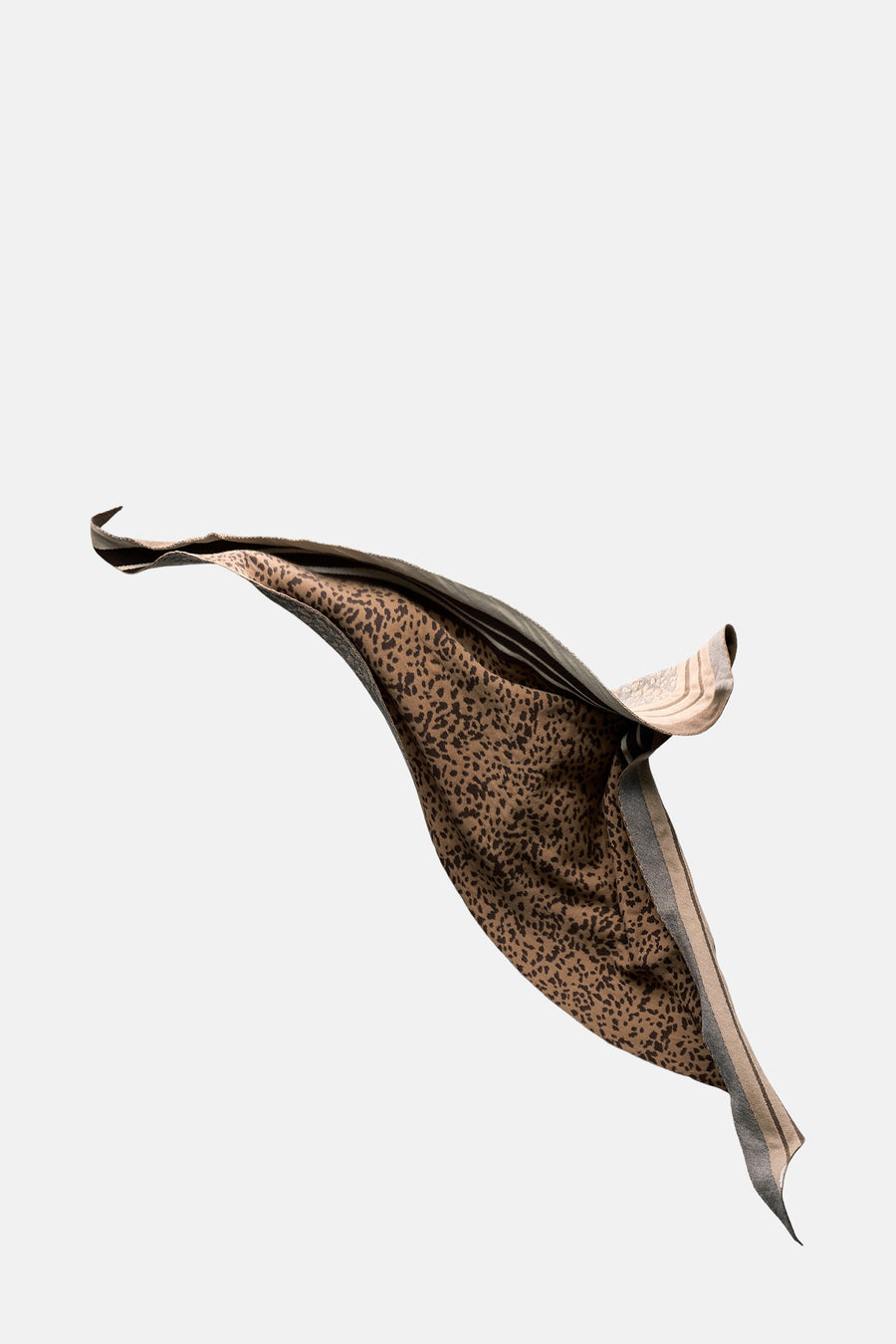 Écharpe cognac de STREET ONE, avec motif léopard et bordure à rayures.

