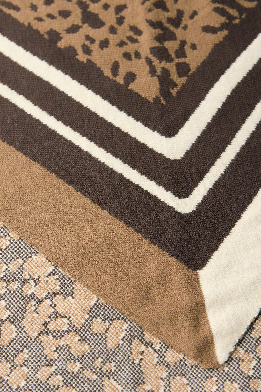 Écharpe cognac de STREET ONE avec motif léopard et rayures décoratives.