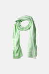 Foulard vert de STREET ONE avec rayures et motifs imprimés, texture légère et bords frangés.