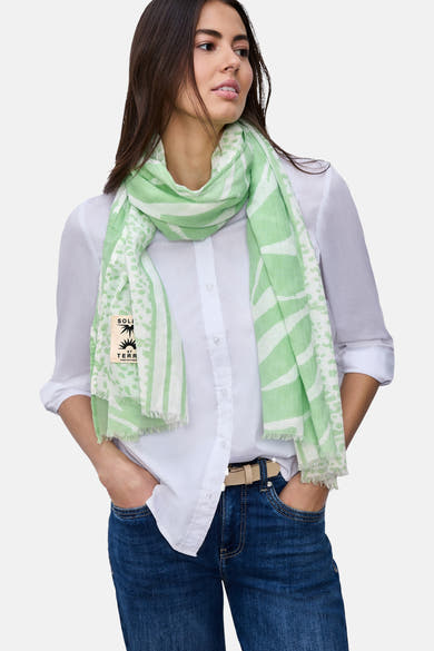 Foulard vert de STREET ONE, à motifs graphiques, porté avec une chemise blanche et un jean.
