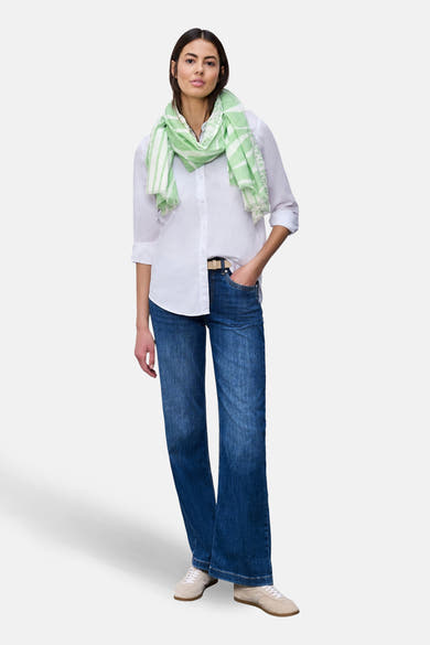 Foulard vert rayé par STREET ONE, porté avec une chemise blanche et un jean, des chaussures beiges.
