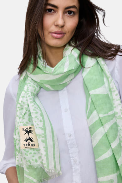 Foulard vert de STREET ONE avec motifs graphiques et franges décoratives porté sur une chemise blanche.