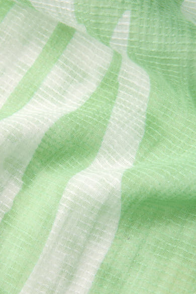 Foulard vert rayé de Street One, avec une texture légère et un motif rayé délicat.