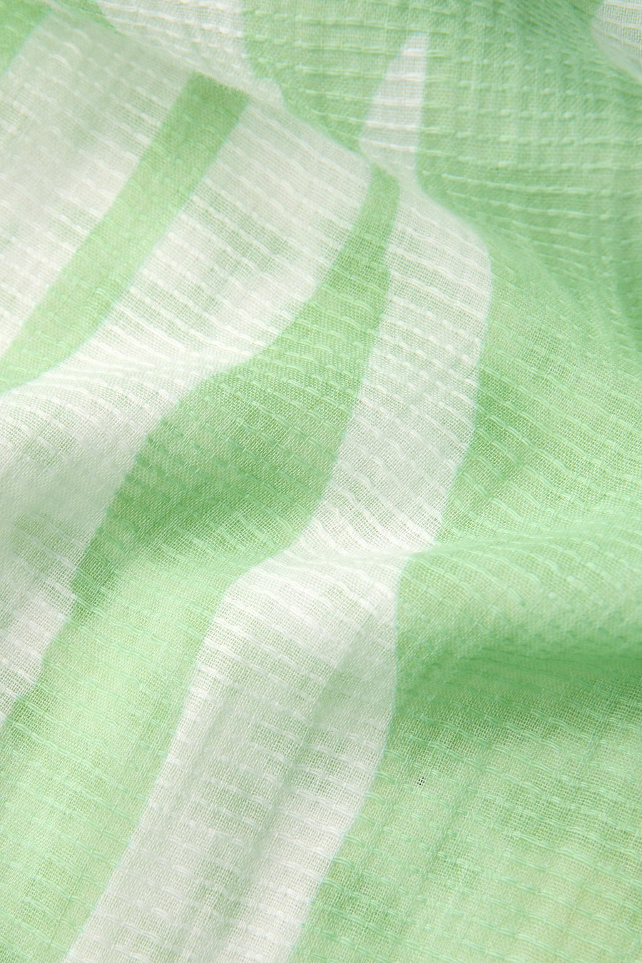 Foulard vert rayé de Street One, avec une texture légère et un motif rayé délicat.
