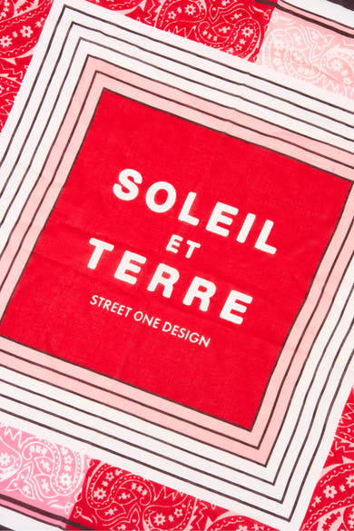 Multikleuren sjaal van STREET ONE, met paisley- en geometrische strepenpatronen rondom een tekst.