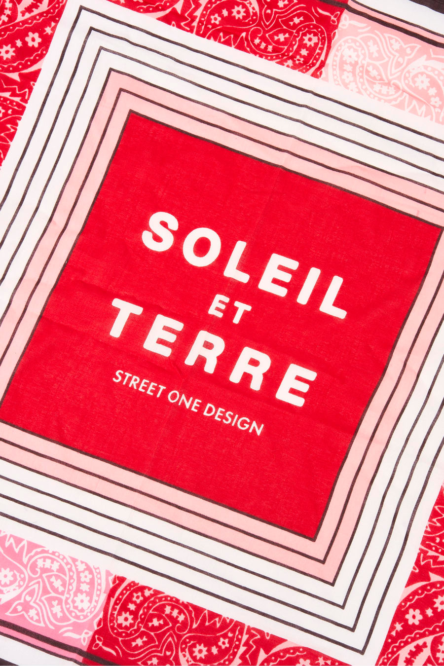 Multikleuren sjaal van STREET ONE, met paisley- en geometrische strepenpatronen rondom een tekst.
