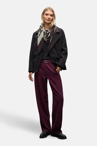 Foulard multicolore de STREET ONE avec motifs variés et veste noire décontractée sur pantalon bordeaux.