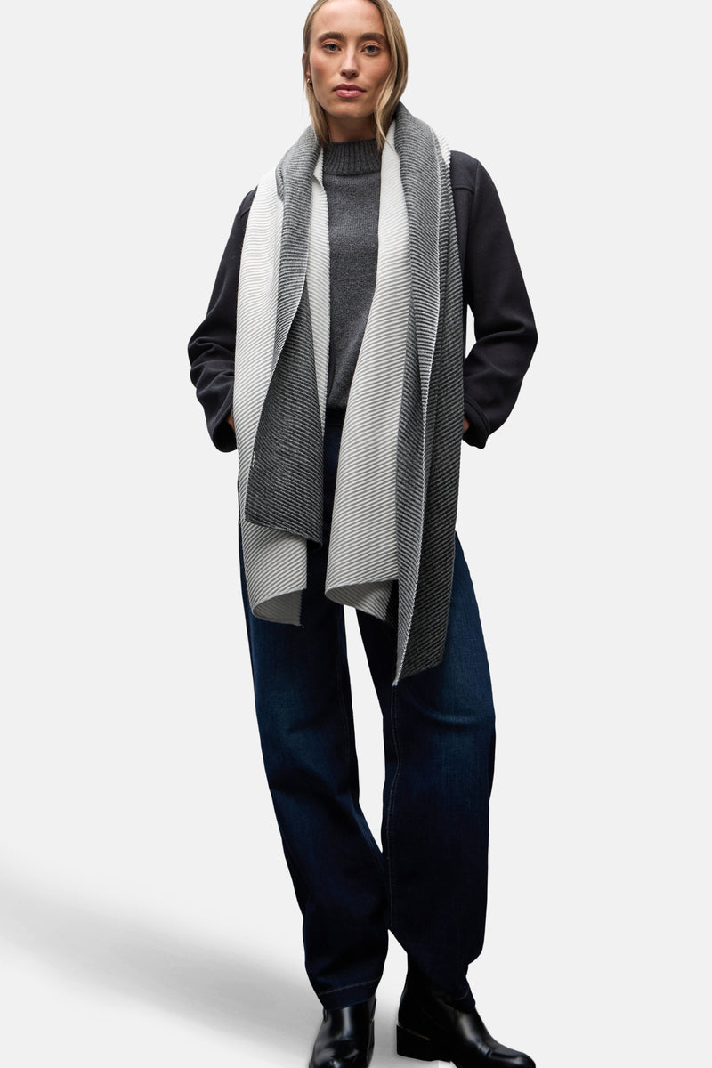 Écharpe grise rayée de STREET ONE, portée avec un pull et un manteau foncés, sur un jean ample et des bottines noires.