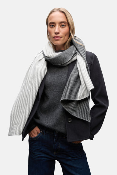 Écharpe grise par Street One avec un motif à rayures porté avec un pull gris et un manteau.