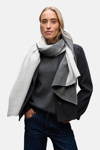 Écharpe grise par Street One avec un motif à rayures porté avec un pull gris et un manteau.