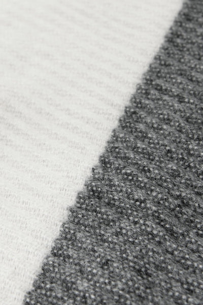 Écharpe grise chinée de Street One, avec un motif rayé bicolore en gros plan texturé.
