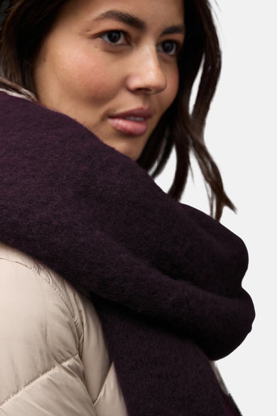 Écharpe bordeaux de STREET ONE, drapée autour du cou, portée avec une veste rembourrée beige.